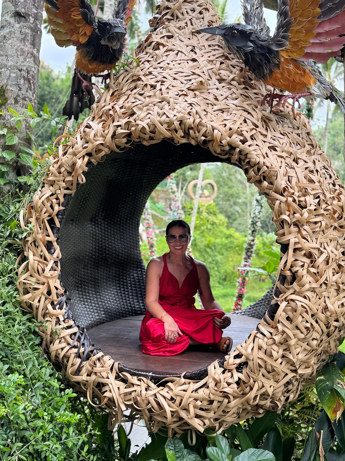 Reiseberaterin Gülbende Cileksiz in einem geflochtenen Sitz auf Bali